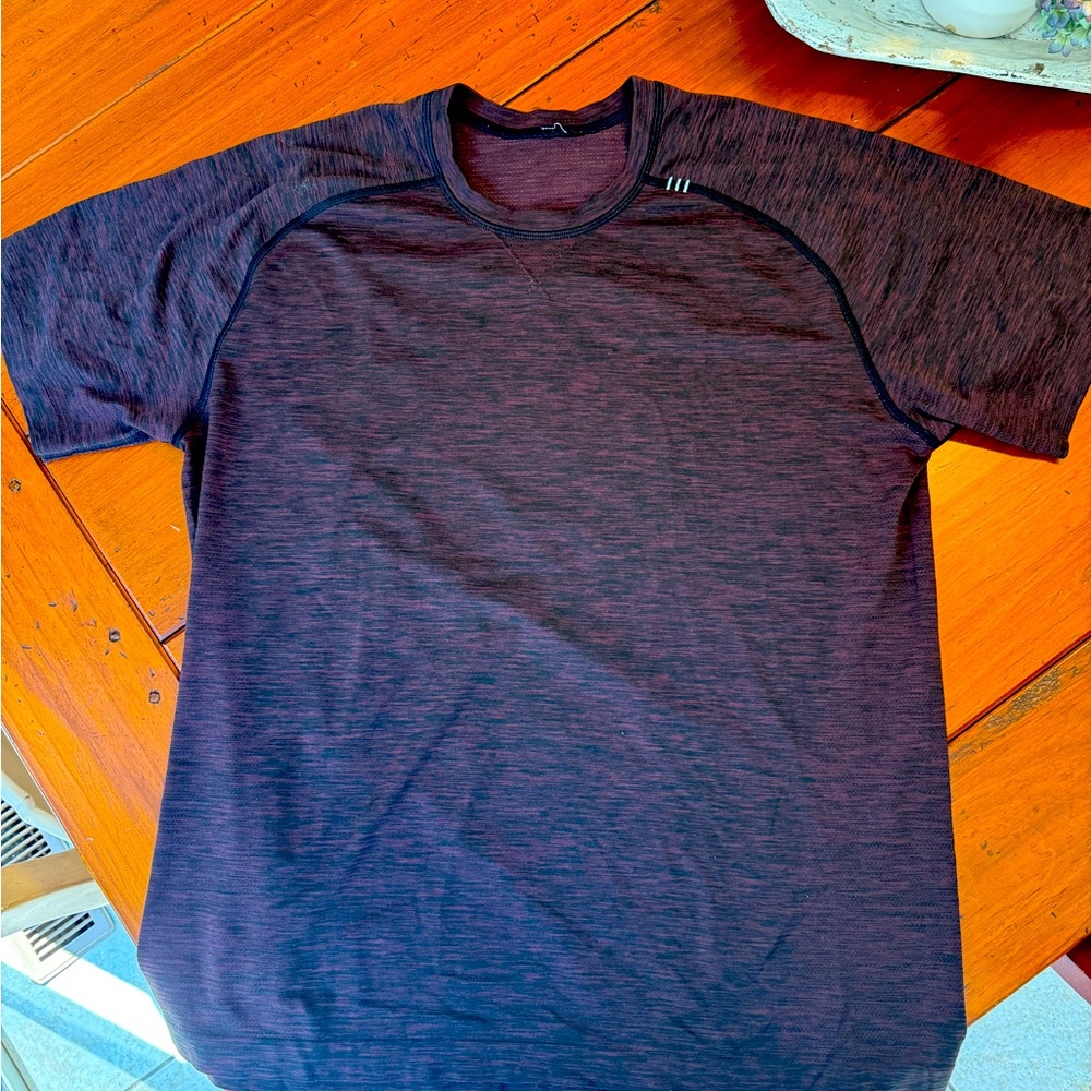 EUC LULULEMON men’s short sleeved shirt, size L, ( tag removed)